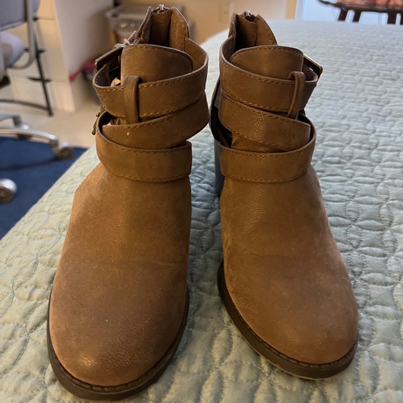 Soda Cambridge chunky heel boots.  Size 6 - Picture 8 of 9